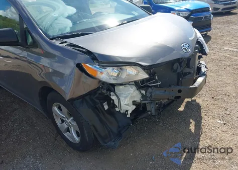 2017 Toyota Sienna Le 8 Passenger z USA, uszkodzony, nr VIN 5TDKZ3DC7HS768135